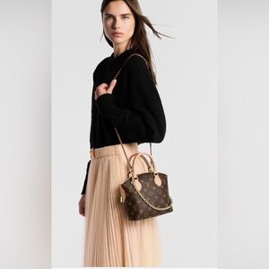 Absolutely stunning brand new authentic rare and collectible Louis Vuitton purse